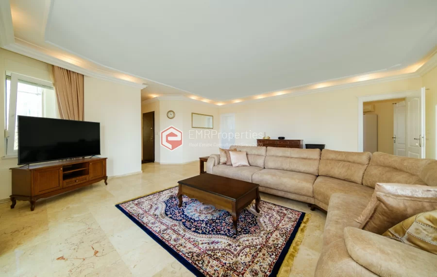 Spacious 2-Bedroom Apartment with Tranquil Atmosphere Near the Sea