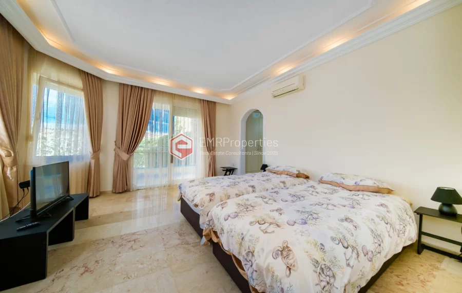 Spacious 2-Bedroom Apartment with Tranquil Atmosphere Near the Sea