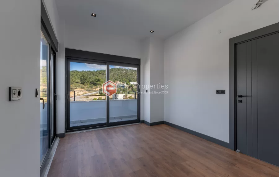 Prostran i svijetao dupleks stan sa pogledom na prirodu u Demirtašu