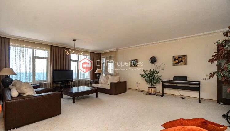 Comfortable and spacious apartment with an advantageous location for sale in Antalya