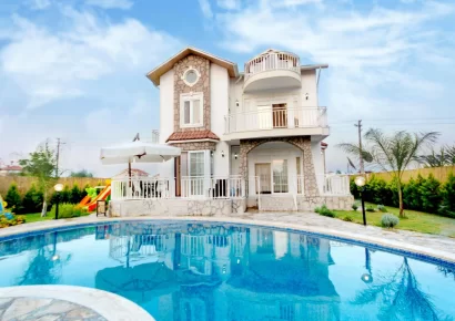 Freistehende Villa mit 4 Schlafzimmern in perfekter Lage in Antalya