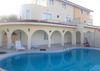 Schöne Triplex Villa mit 3 Schlafzimmern zum Verkauf im Golfzentrum von Antalya