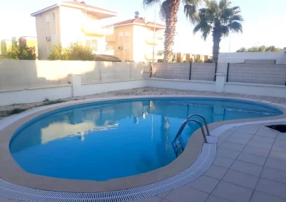 Schöne Triplex Villa mit 3 Schlafzimmern zum Verkauf im Golfzentrum von Antalya