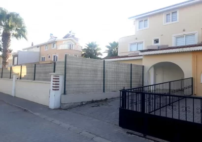 Schöne Triplex Villa mit 3 Schlafzimmern zum Verkauf im Golfzentrum von Antalya