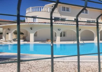 Schöne Triplex Villa mit 3 Schlafzimmern zum Verkauf im Golfzentrum von Antalya