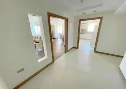 Geräumige 4 Zimmern Wohnung in perfekter Lage in Lara, Antalya