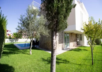 Detached 4-bedroom triplex villa for sale in the golf center in Belek