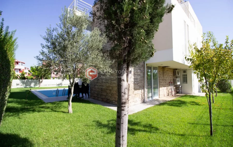 Freistehende Triplex Villa mit 4 Schlafzimmern zum Verkauf im Golfzentrum in Belek