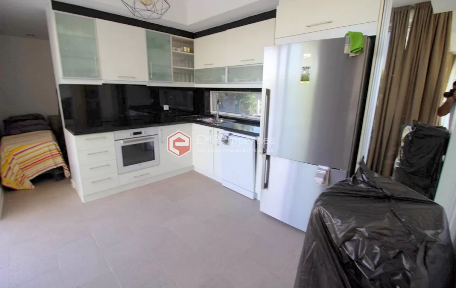 Freistehende Triplex Villa mit 4 Schlafzimmern zum Verkauf im Golfzentrum in Belek