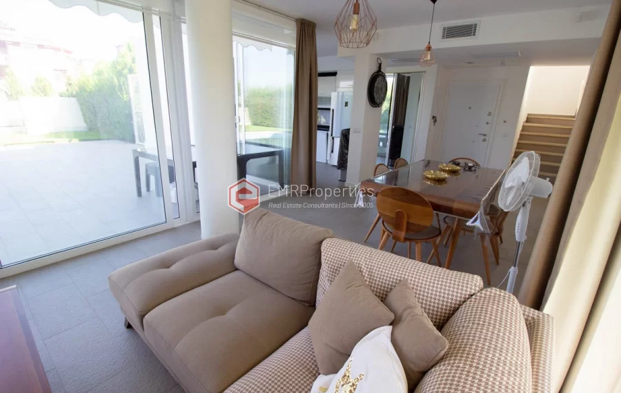 Freistehende Triplex Villa mit 4 Schlafzimmern zum Verkauf im Golfzentrum in Belek