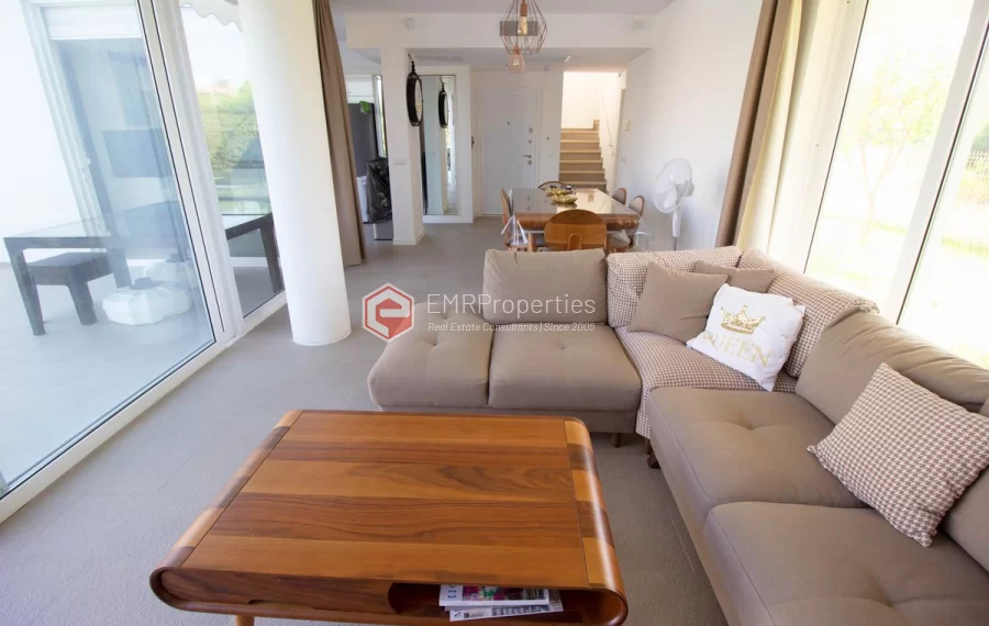 Freistehende Triplex Villa mit 4 Schlafzimmern zum Verkauf im Golfzentrum in Belek