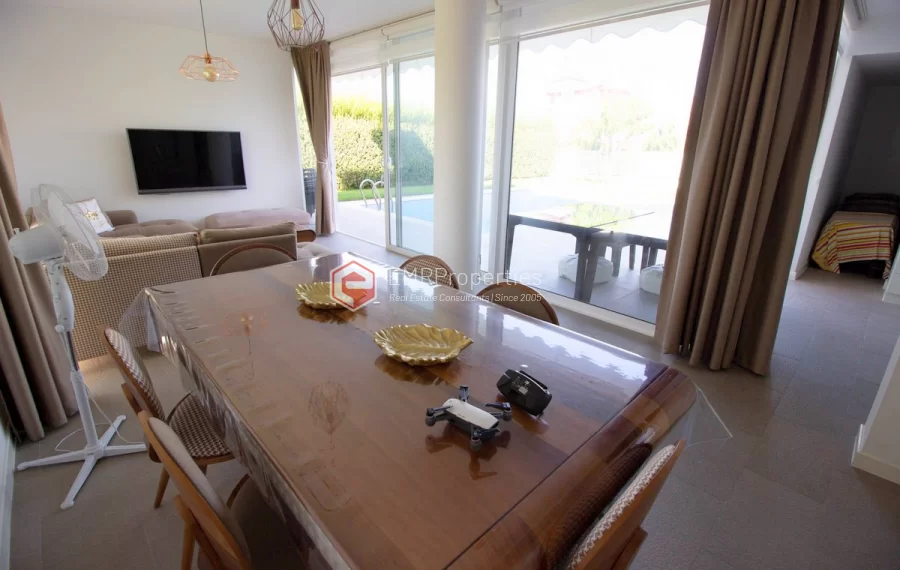 Freistehende Triplex Villa mit 4 Schlafzimmern zum Verkauf im Golfzentrum in Belek