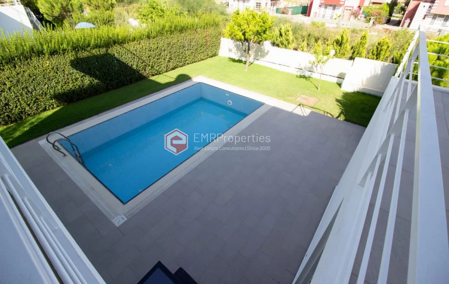Freistehende Triplex Villa mit 4 Schlafzimmern zum Verkauf im Golfzentrum in Belek
