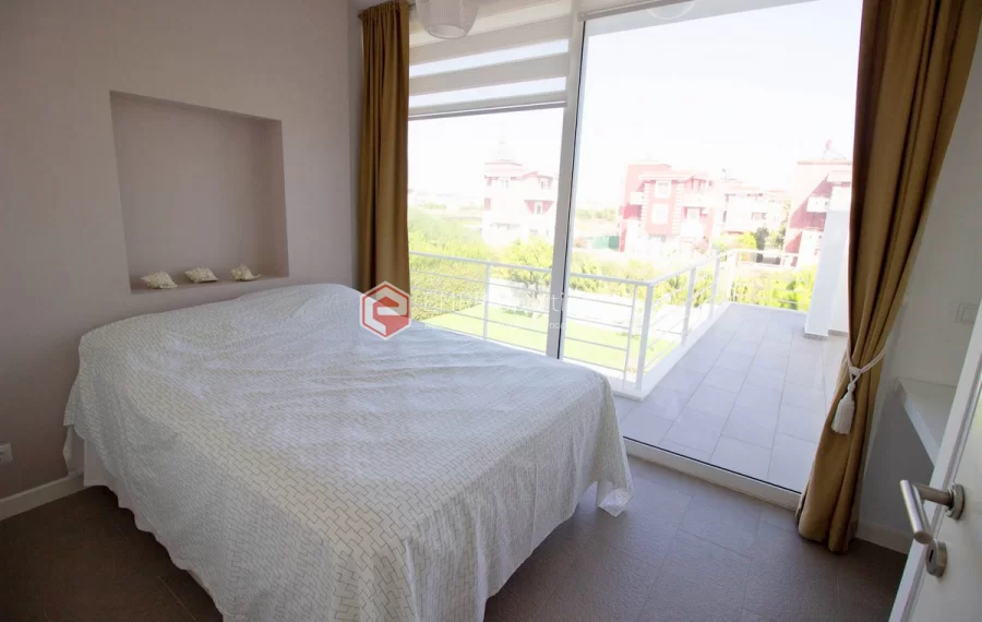 Freistehende Triplex Villa mit 4 Schlafzimmern zum Verkauf im Golfzentrum in Belek
