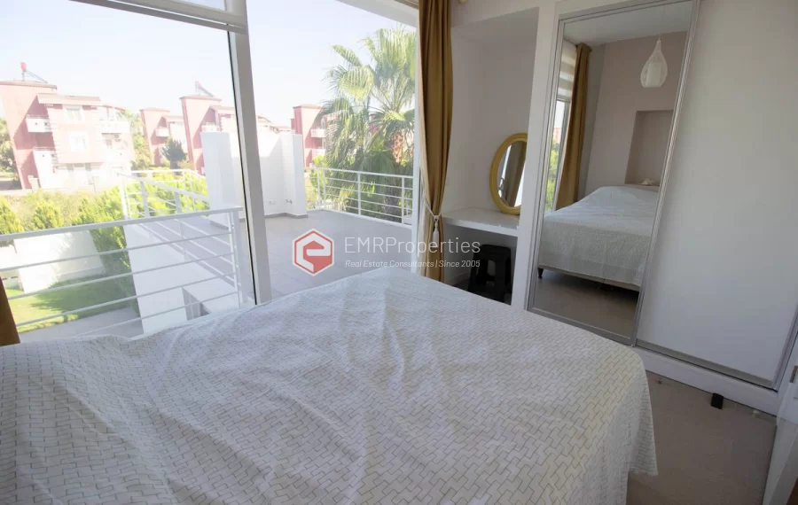 Freistehende Triplex Villa mit 4 Schlafzimmern zum Verkauf im Golfzentrum in Belek