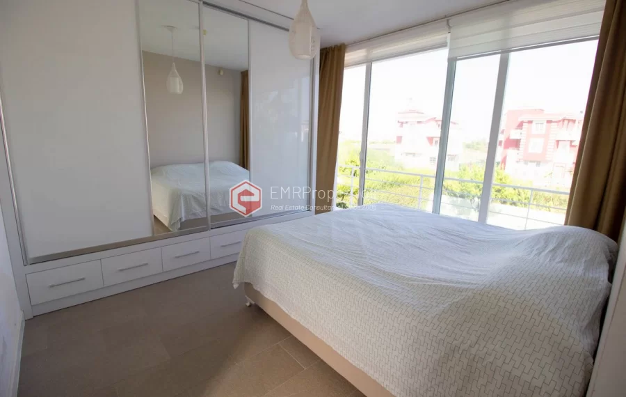 Freistehende Triplex Villa mit 4 Schlafzimmern zum Verkauf im Golfzentrum in Belek