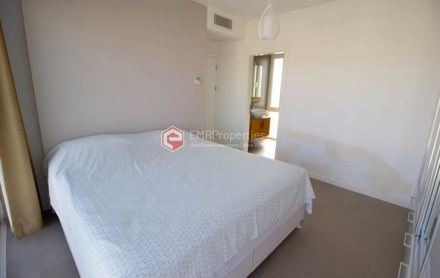 Freistehende Triplex Villa mit 4 Schlafzimmern zum Verkauf im Golfzentrum in Belek