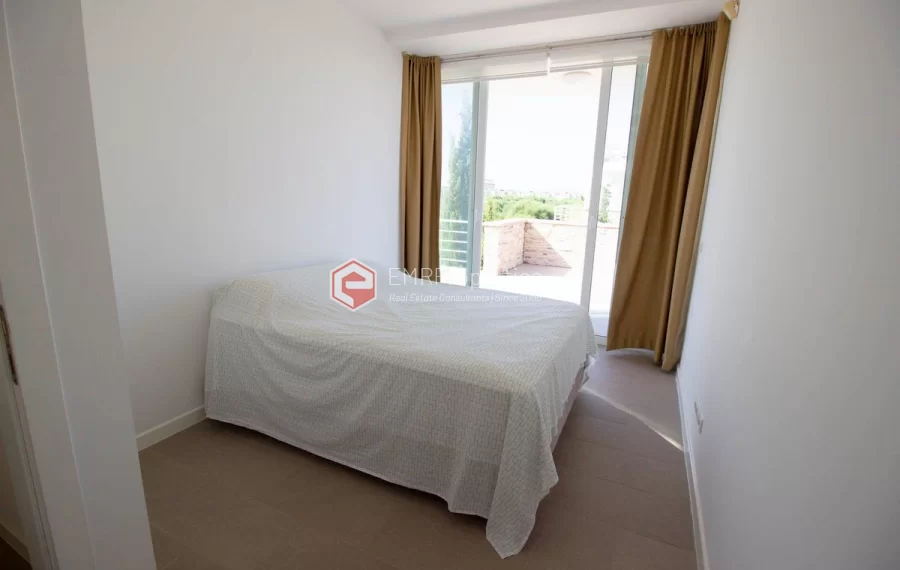Freistehende Triplex Villa mit 4 Schlafzimmern zum Verkauf im Golfzentrum in Belek