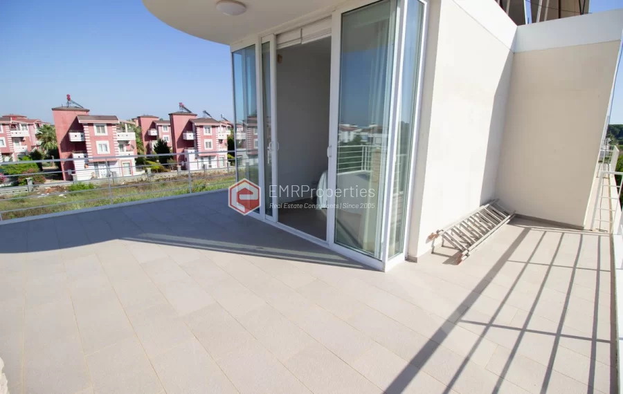 Freistehende Triplex Villa mit 4 Schlafzimmern zum Verkauf im Golfzentrum in Belek