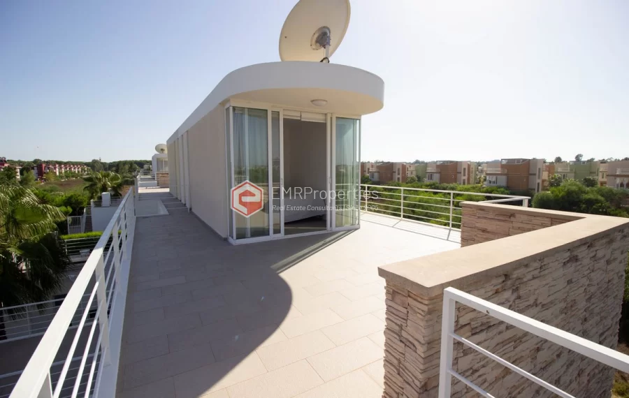 Freistehende Triplex Villa mit 4 Schlafzimmern zum Verkauf im Golfzentrum in Belek