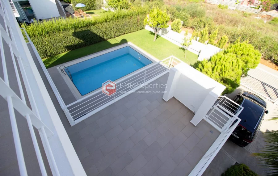 Freistehende Triplex Villa mit 4 Schlafzimmern zum Verkauf im Golfzentrum in Belek