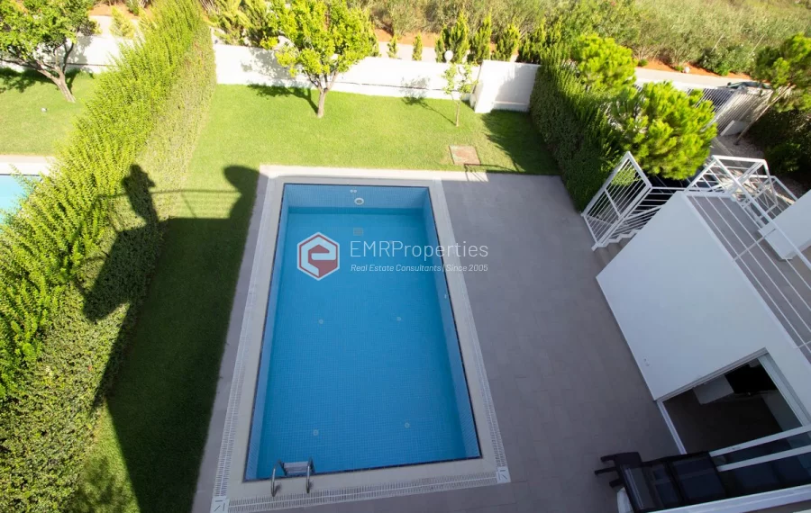 Freistehende Triplex Villa mit 4 Schlafzimmern zum Verkauf im Golfzentrum in Belek