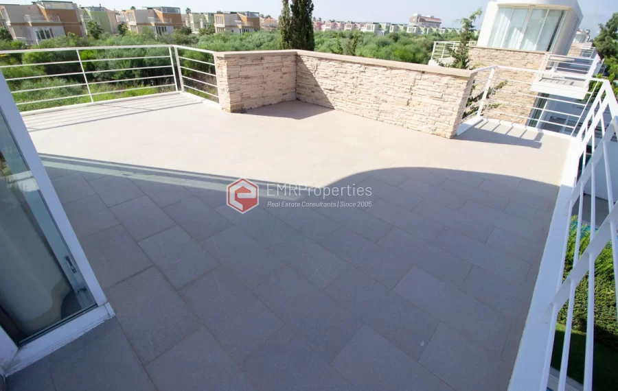 Freistehende Triplex Villa mit 4 Schlafzimmern zum Verkauf im Golfzentrum in Belek