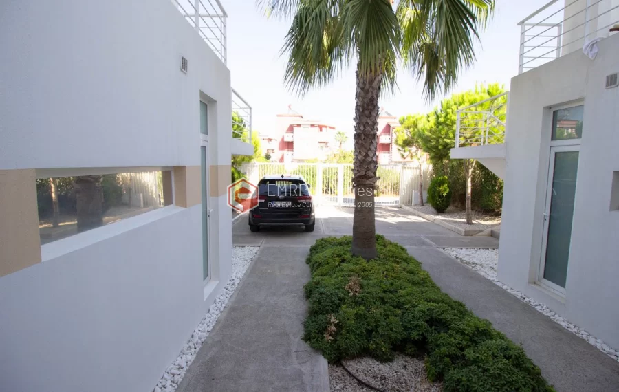 Freistehende Triplex Villa mit 4 Schlafzimmern zum Verkauf im Golfzentrum in Belek