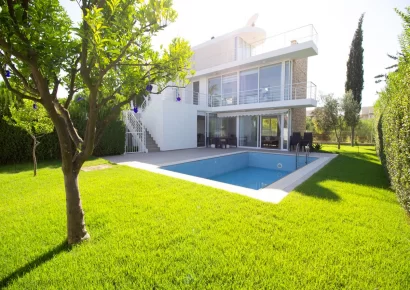 Detached 4-bedroom triplex villa for sale in the golf center in Belek