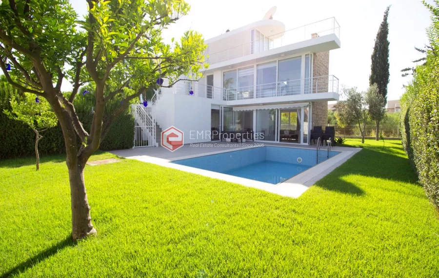 Freistehende Triplex Villa mit 4 Schlafzimmern zum Verkauf im Golfzentrum in Belek