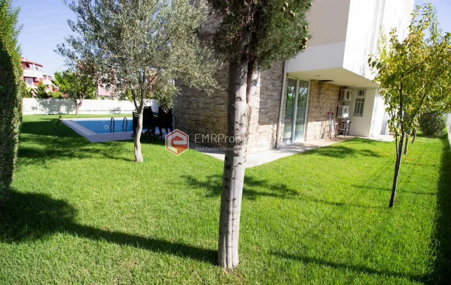 Freistehende Triplex Villa mit 4 Schlafzimmern zum Verkauf im Golfzentrum in Belek
