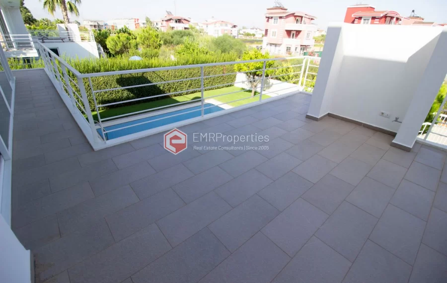 Freistehende Triplex Villa mit 4 Schlafzimmern zum Verkauf im Golfzentrum in Belek