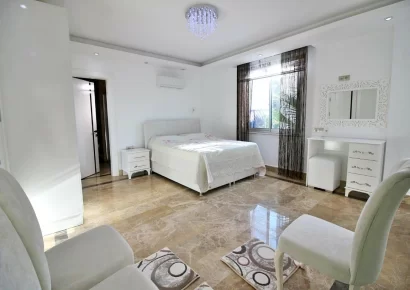 Big Villa with 5 Bedrooms in a very Green Neighborhood