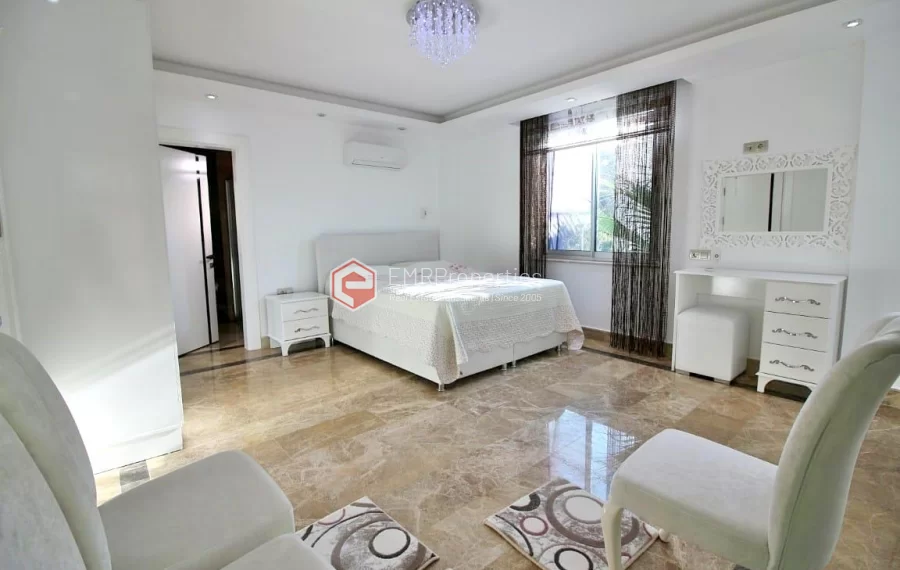 Große Villa mit 5 Schlafzimmern in einer sehr grünen Nachbarschaft