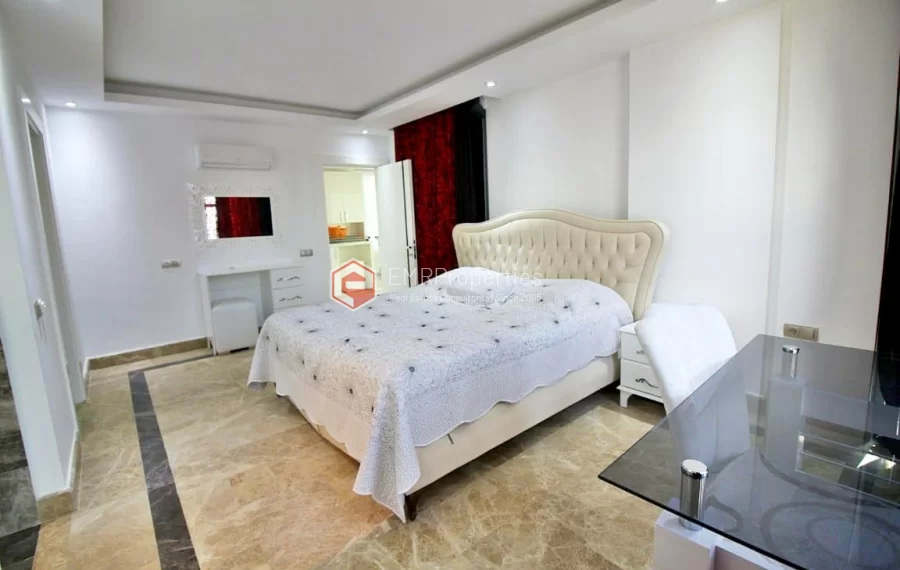 Große Villa mit 5 Schlafzimmern in einer sehr grünen Nachbarschaft