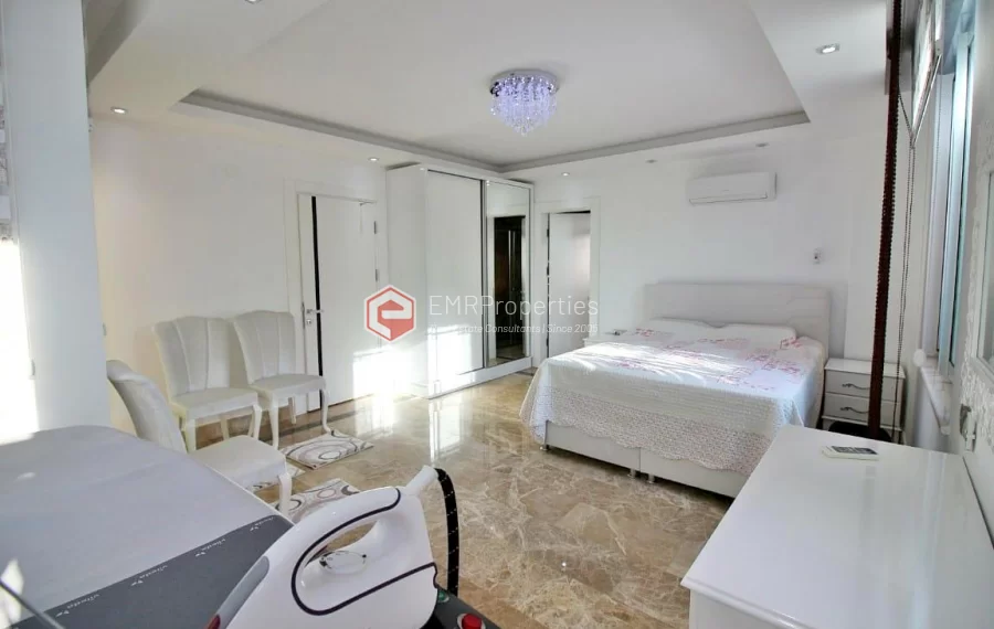 Große Villa mit 5 Schlafzimmern in einer sehr grünen Nachbarschaft