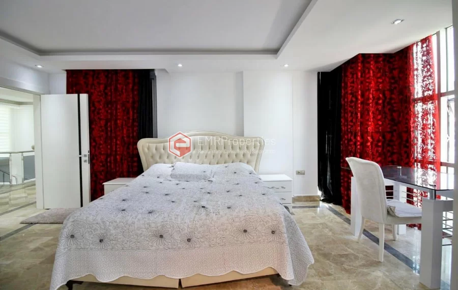 Große Villa mit 5 Schlafzimmern in einer sehr grünen Nachbarschaft