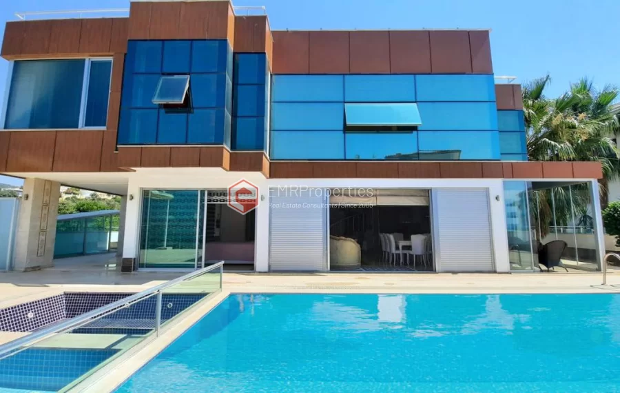 Große Villa mit 5 Schlafzimmern in einer sehr grünen Nachbarschaft