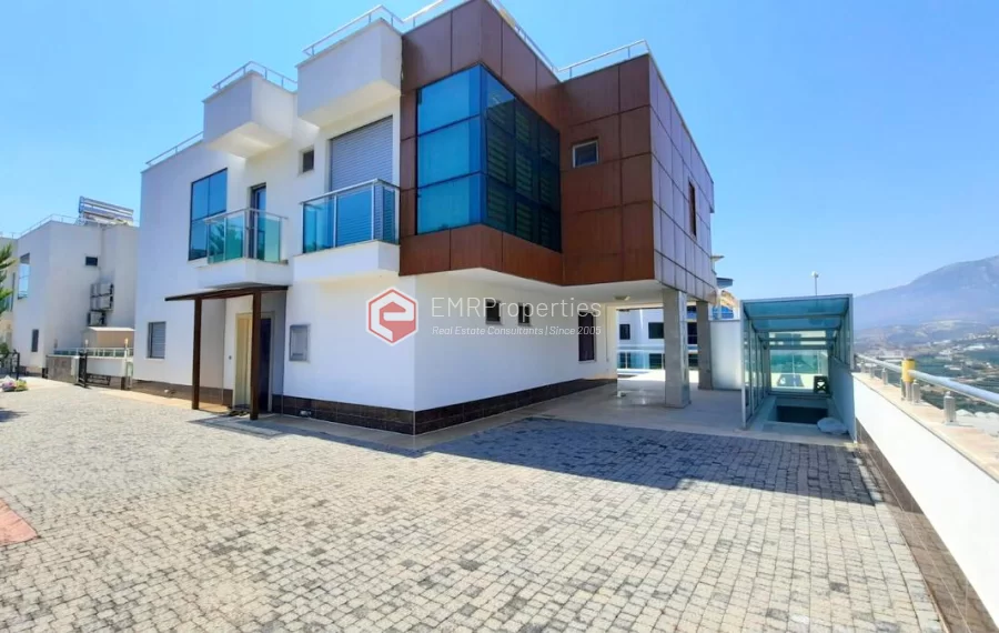 Große Villa mit 5 Schlafzimmern in einer sehr grünen Nachbarschaft