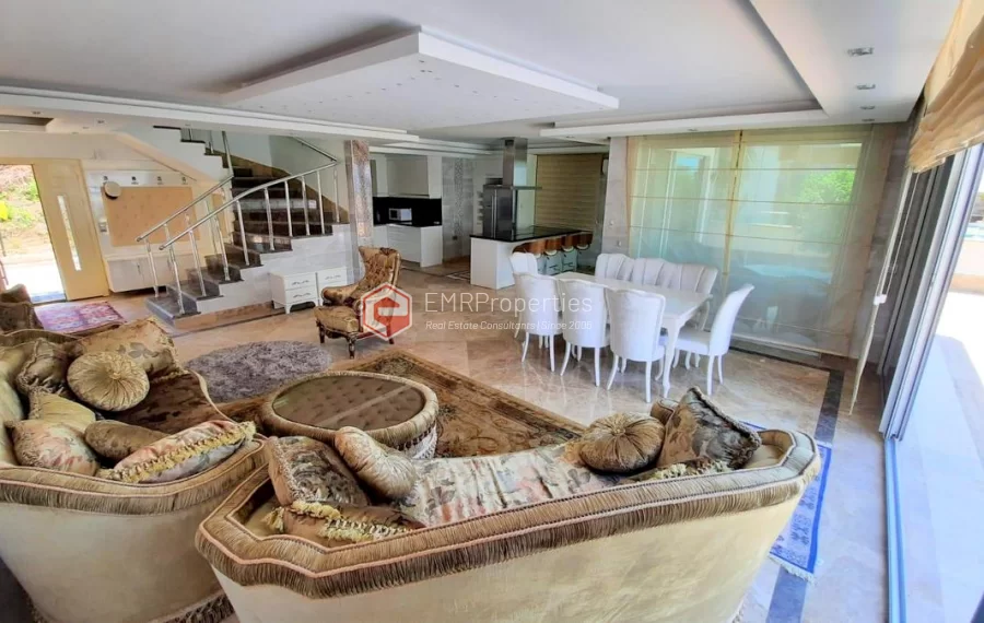 Große Villa mit 5 Schlafzimmern in einer sehr grünen Nachbarschaft