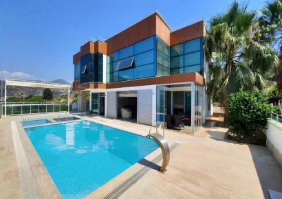 Big Villa with 5 Bedrooms in a very Green Neighborhood