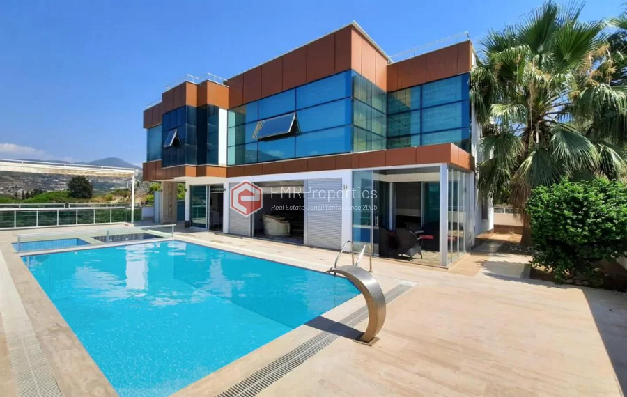 Große Villa mit 5 Schlafzimmern in einer sehr grünen Nachbarschaft