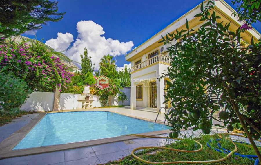 Freistehende Triplex Villa mit privatem Pool zum Verkauf in Kemer