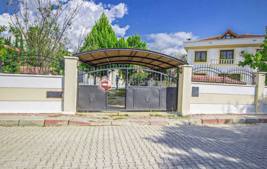 Freistehende Triplex Villa mit privatem Pool zum Verkauf in Kemer