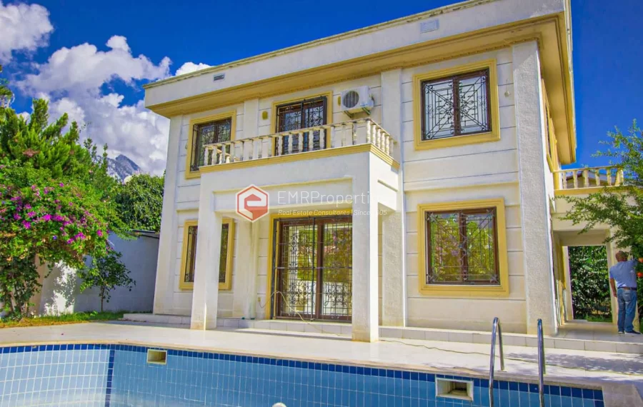 Freistehende Triplex Villa mit privatem Pool zum Verkauf in Kemer