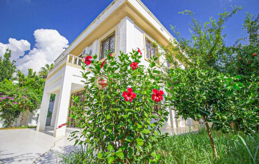 Freistehende Triplex Villa mit privatem Pool zum Verkauf in Kemer