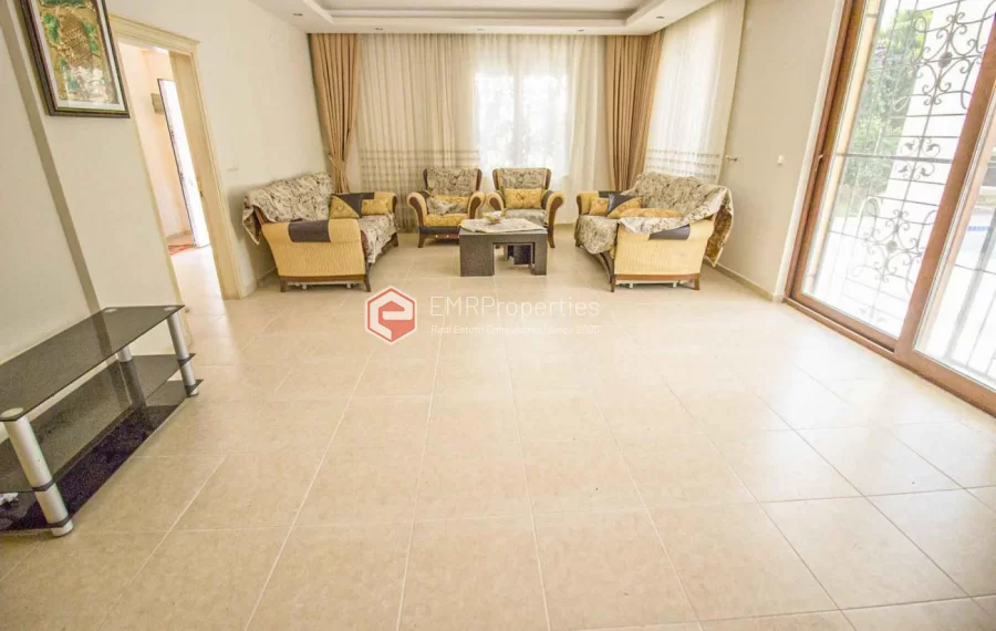 Freistehende Triplex Villa mit privatem Pool zum Verkauf in Kemer