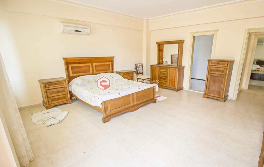 Freistehende Triplex Villa mit privatem Pool zum Verkauf in Kemer