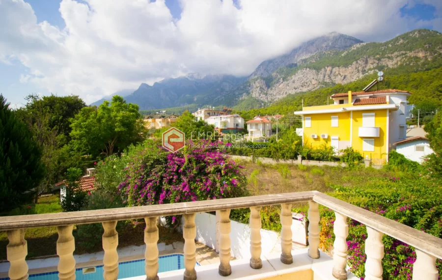 Freistehende Triplex Villa mit privatem Pool zum Verkauf in Kemer