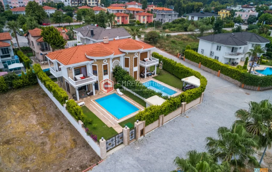Luksuzna dizajnerska vila sa 3 spavaće sobe na prodaju u Beleku